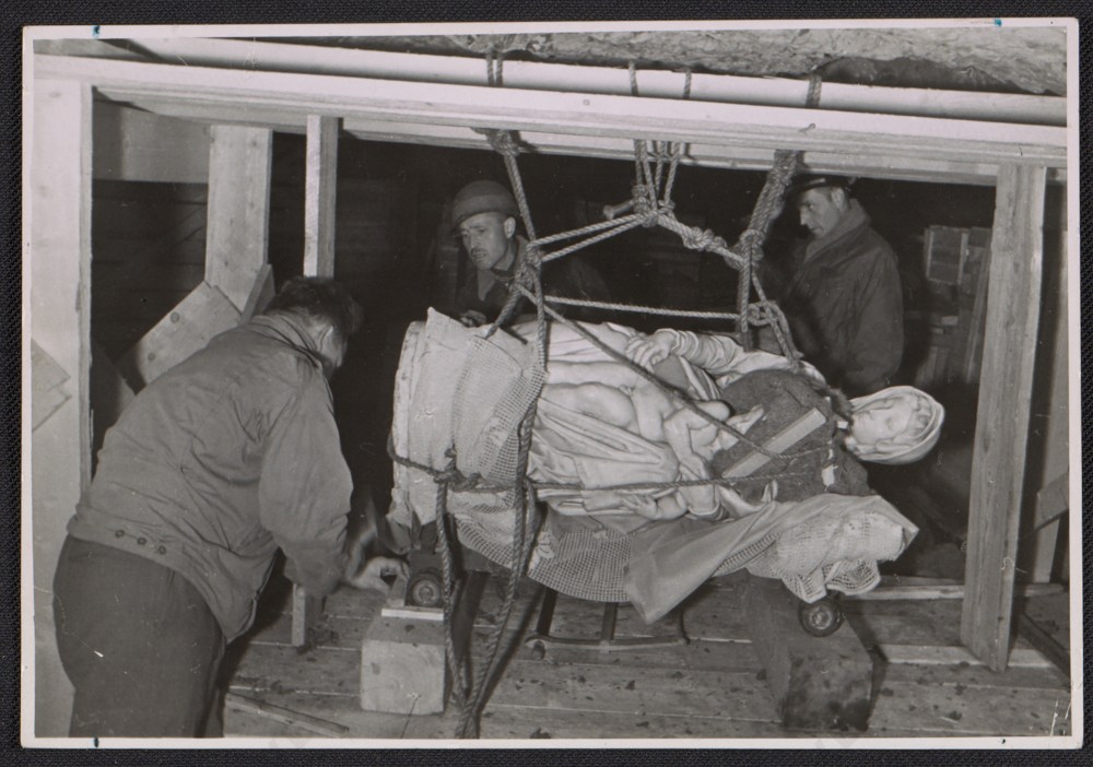 stephen-kovalyak-george-stout-and-thomas-carr-howe-transporting-michelangelos-sculpture-madonna-and-child-1945-july-9