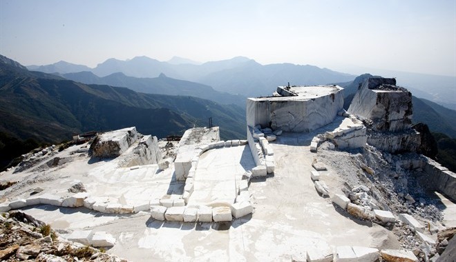 Cave-di-marmo-dell-Henraux-in-Toscana_660x380