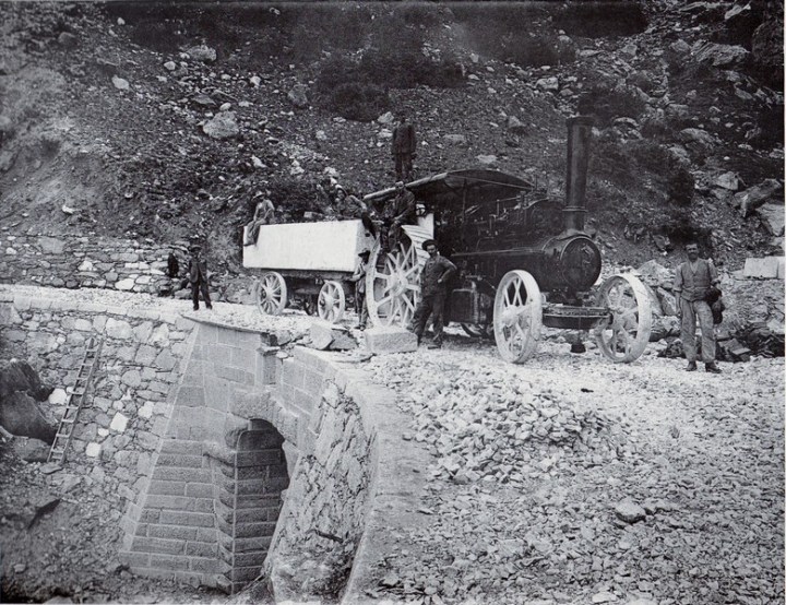 Srada delle Gobbie. Trasporto del marmo con la locomobile, ca. 1908 henraux.jpg