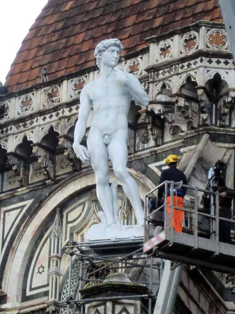 La-statua-del-David-sul-tetto-del-Duomo_imagefull.jpg