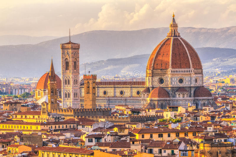 duomo-ed-il-campanile-di-giotto-al-tramonto-firenze-italia-70623380.jpg