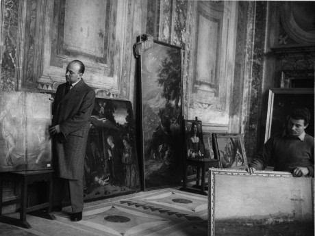 1-roma-anni-cinquanta-allestimento-di-una-mostra-sulle-opere-recuperate-460x345