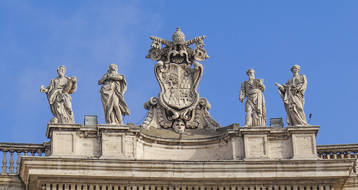 dettaglio_superiore_del_colonnato_del_bernini