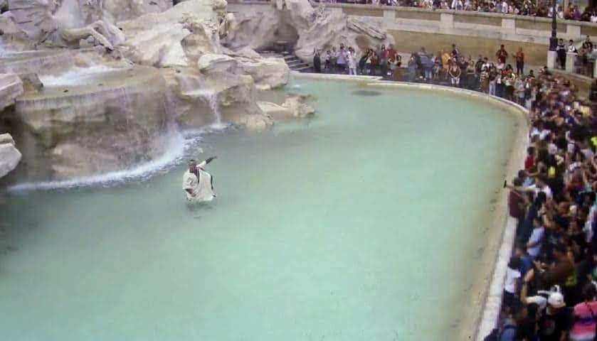Torna il caldo e tornano i bagni nelle fontane di&nbsp;Roma
