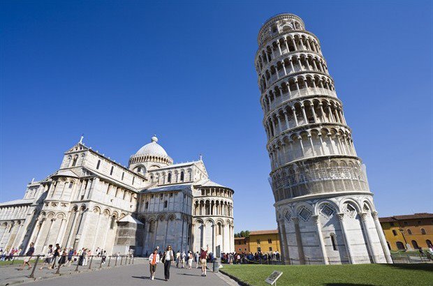 Torre di Pisa. Arrestati due minuti i ragazzi che l’hanno&nbsp;sfregiata