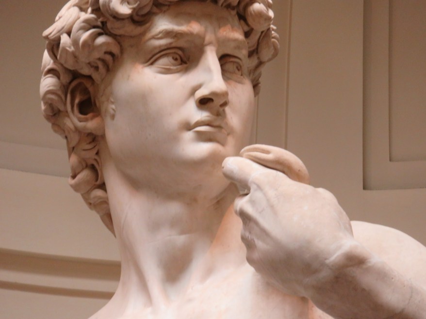 La grande scultura del papa seduto con le campane in bocca