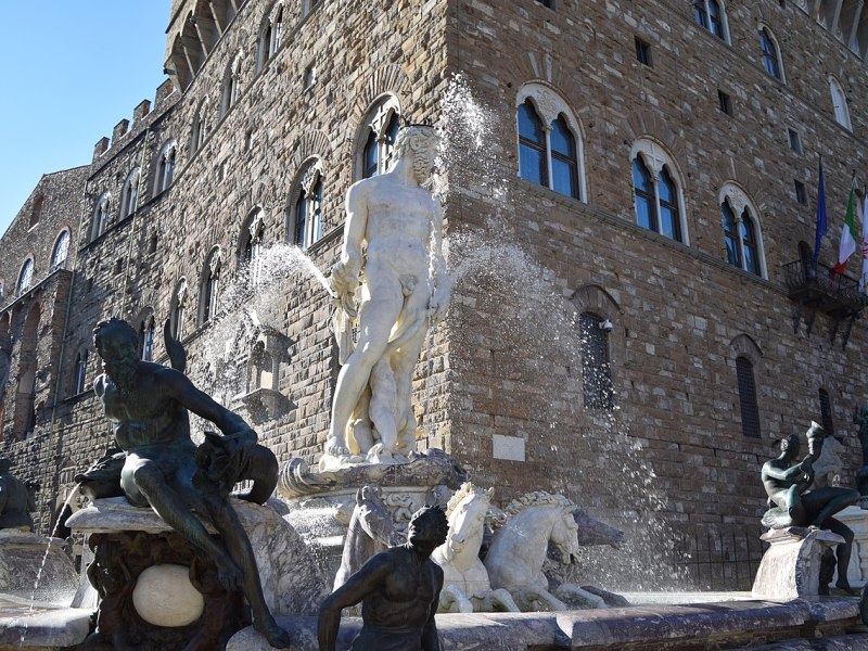 Firenze shock: si arrampica sul Biancone e danneggia la fontana del&nbsp;Nettuno