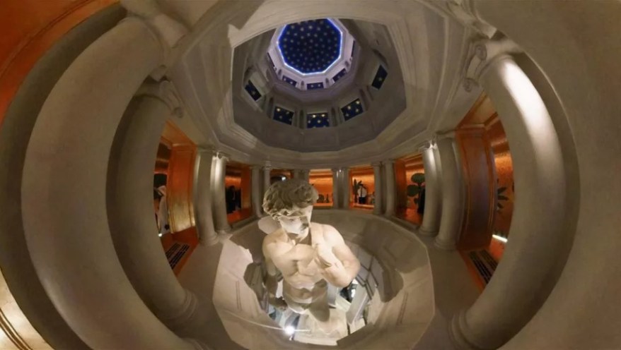 Il David finto ingabbiato: censurato a Dubai e censurato in&nbsp;Italia