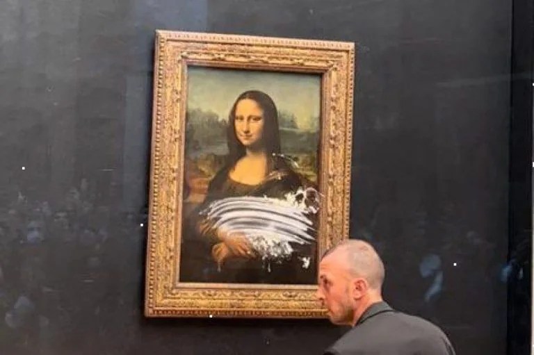 Un uomo lancia una torta contro la&nbsp;Gioconda
