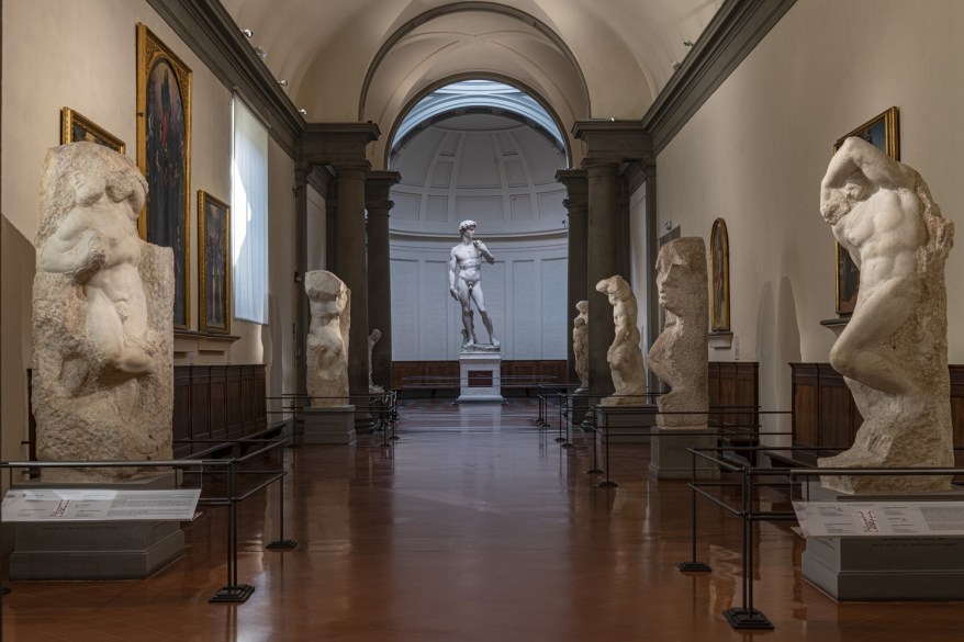 La rimozione dei cristalli blindati alla Galleria dell’Accademia