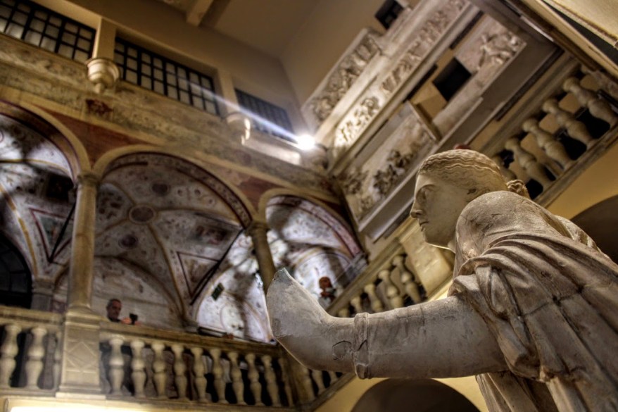 Di notte all’Accademia di Belle Arti di Carrara