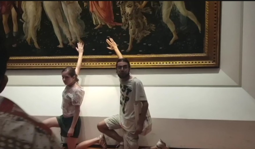 Primavera del Botticelli: in due si incollano al cristallo