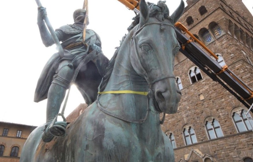 Cosimo I disarcionato: che abbia inizio il&nbsp;restauro