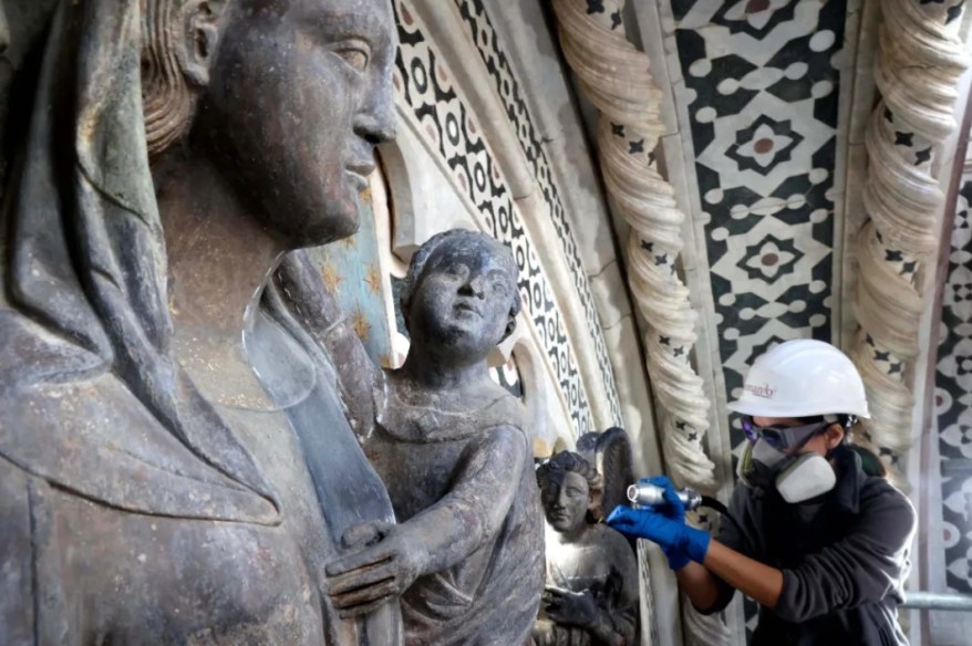 La Porta dei Cornacchini con la Madonna policroma