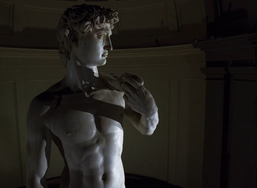 Il David preso a sassate da quattro vandali