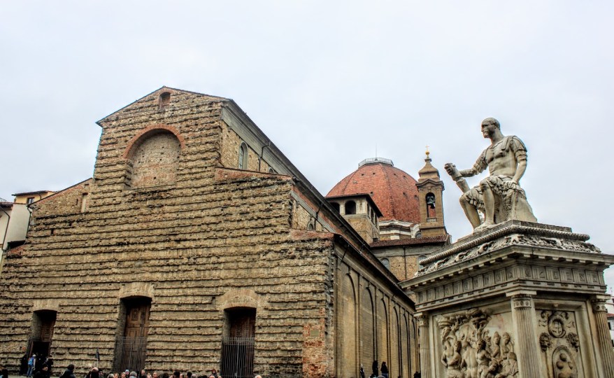 Una facciata effimera per San Lorenzo, realizzata dai maestri della cartapesta di Viareggio