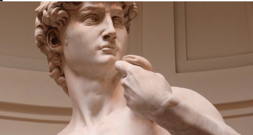 Ma anche i magneti con il sedere del David hanno un alto valore identitario?