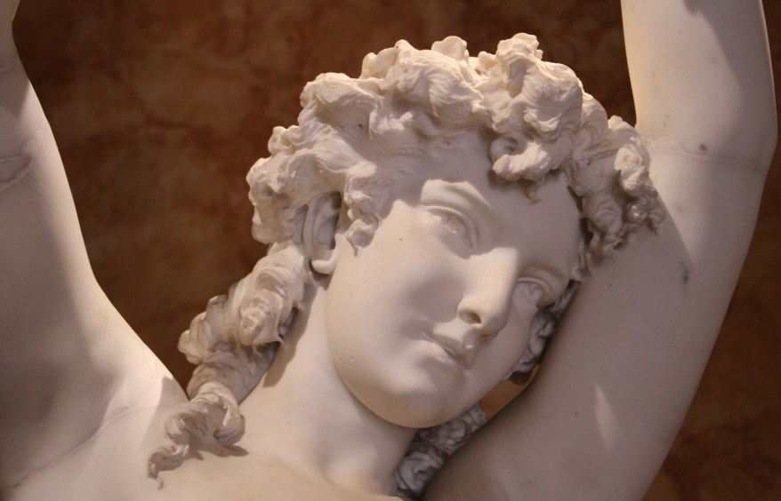 La Scultura del giorno: la Dea dei Fiori di Barzaghi