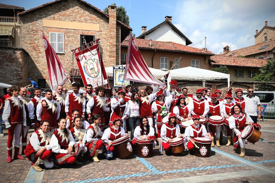Trionfo del Gruppo Sbandieratori e Musici del Pozzo di Seravezza alla Tenzone Argentea 2023 ad Asti