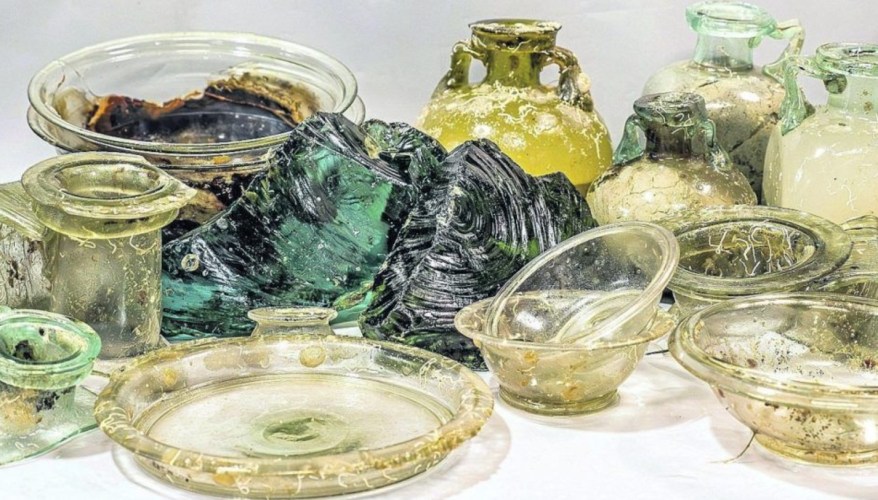 Ritrovati manufatti in vetro integri di 2mila anni fa al largo della Capraia