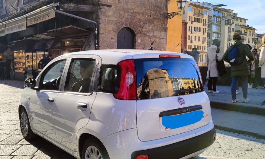 Turista americano attraversa Ponte Vecchio in auto