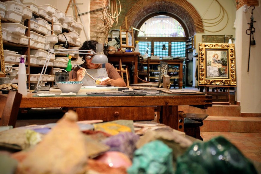 A caccia di storie: nel laboratorio di Commesso fiorentino di Scarpelli Mosaici