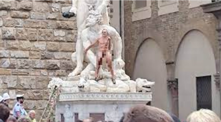 Uomo nudo sale sull’Ercole e Caco del Bandinelli appena&nbsp;restaurato