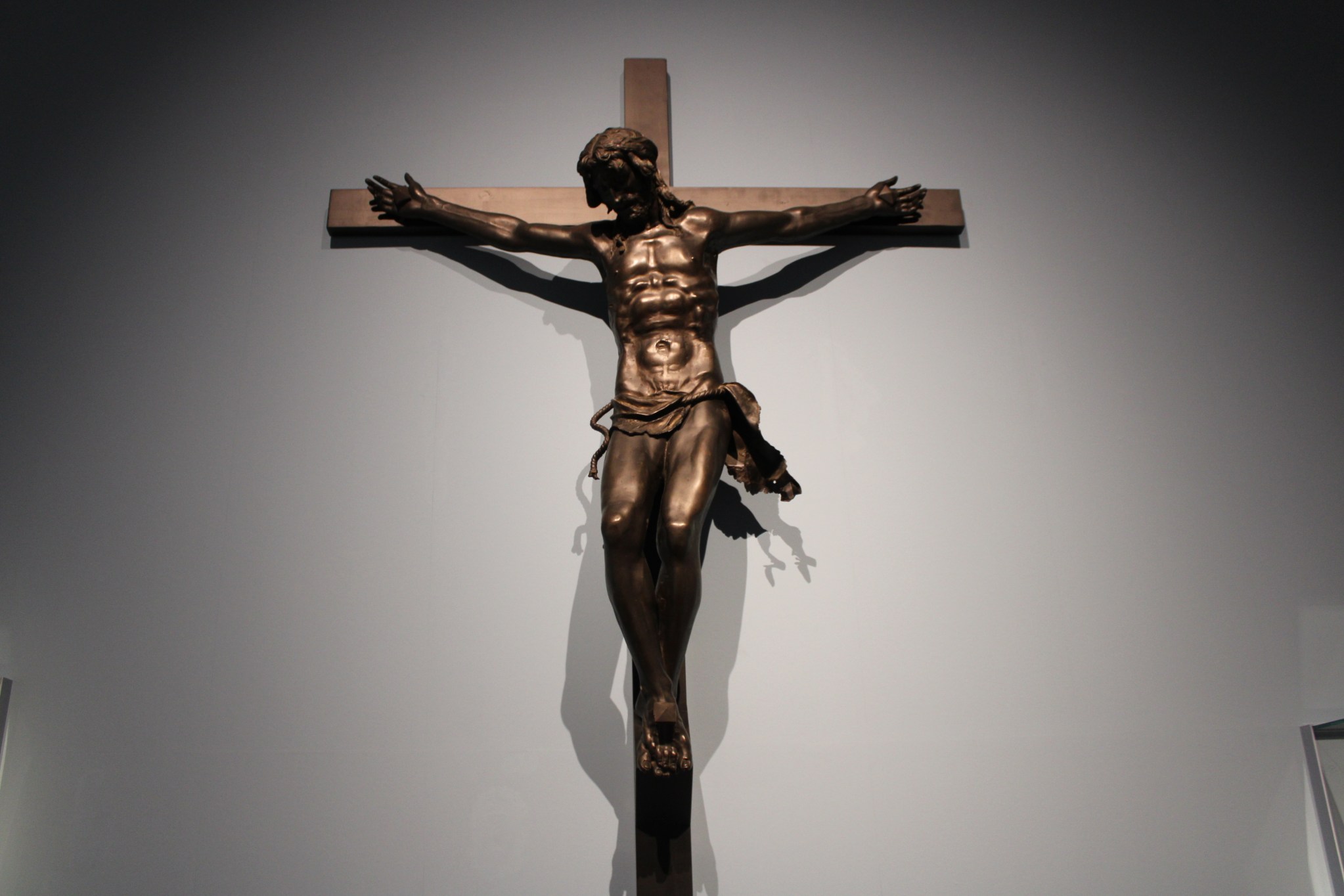 Croce Di Legno Fatta A Mano Con Gesù - Statua Religiosa Per Preghiera E Arredamento Casa, Color Borgogna