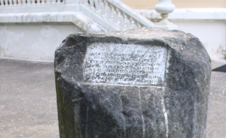 Una colonna di marmo che feci cavare si trova a Seravezza: ecco le evidenze&nbsp;storiche