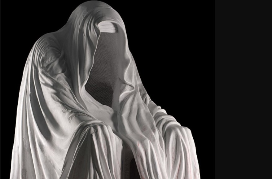 Una scultura per Halloween: il Mantello della Coscienza di Anna&nbsp;Chromy