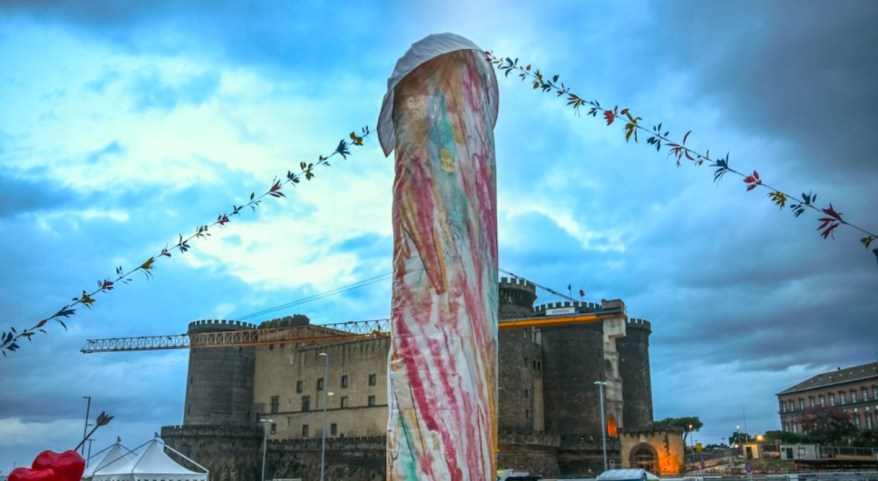 Quel coso che vorrebbe essere un Pulcinella ma sembra tutt’altro