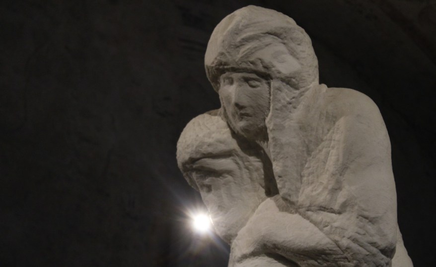 Una statua principiata per uno Christo con un’altra figura di&nbsp;sopra