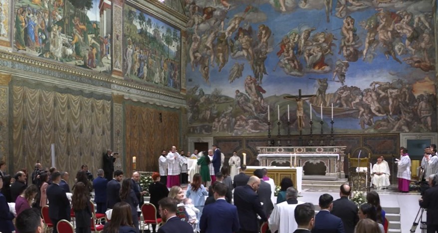 Papa Francesco battezza nella Cappella&nbsp;Sistina