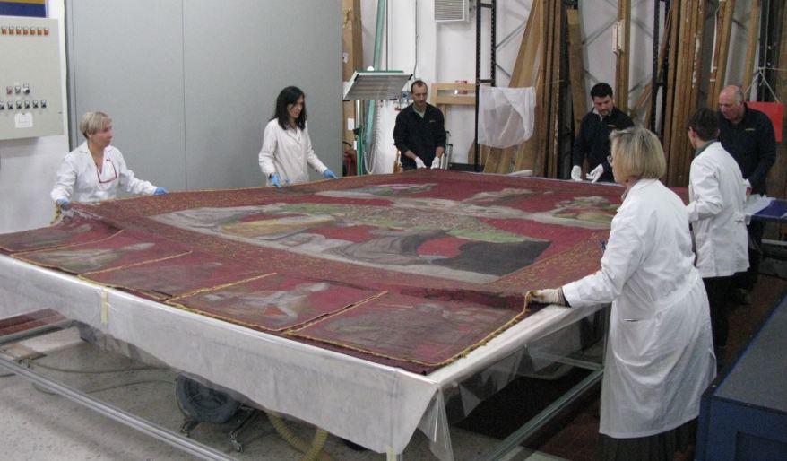 Il fragile gonfalone dipinto a olio su seta rossa torna a l’Aquila dopo il&nbsp;restauro