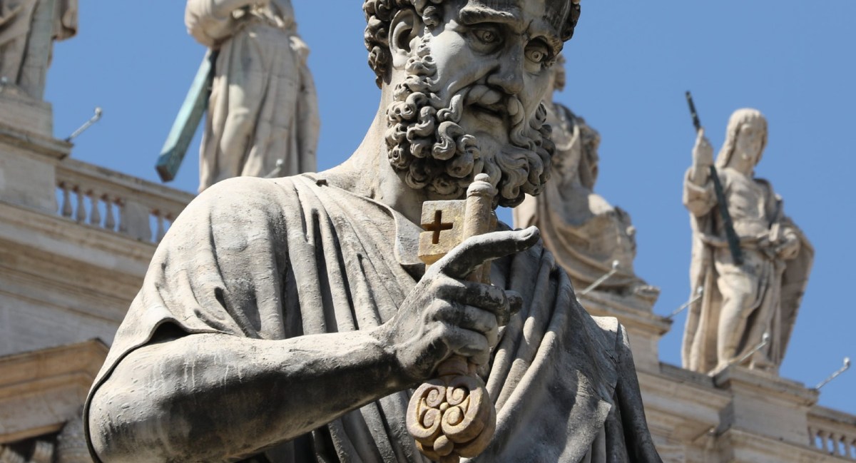 Basilica di San Pietro: la storia delle sculture di San Pietro e Paolo