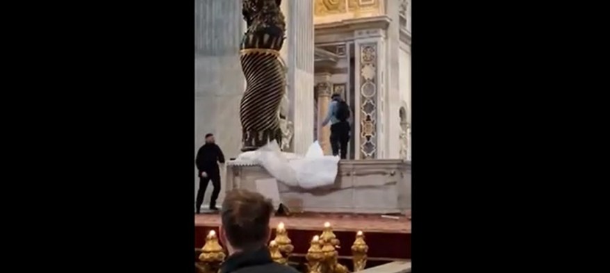 Follia nella Basilica di San Pietro: sale sull’Altare della Confessione e danneggia i&nbsp;candelabri