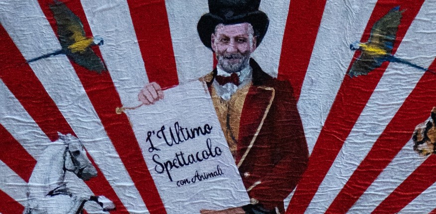 Il ministro Giuli nei panni di un circense nell’opera di&nbsp;Greb