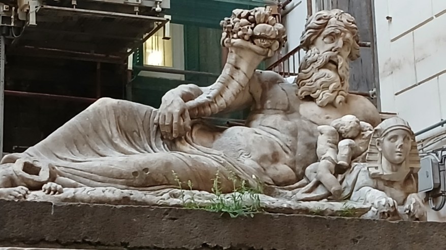 La Scultura del giorno: il dio Nilo al largo Corpo di Napoli