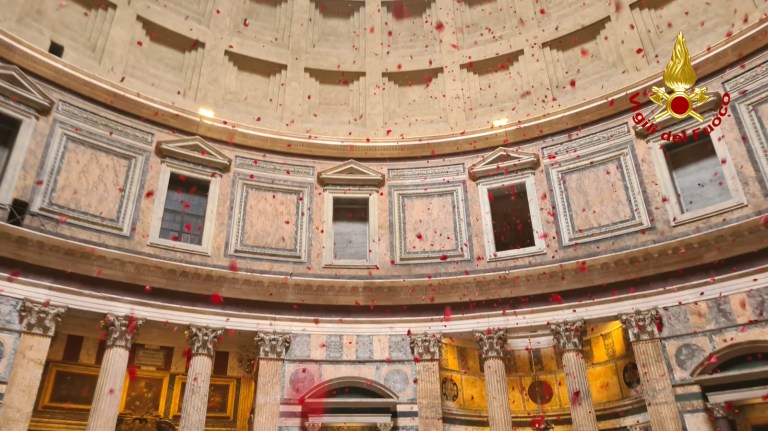 Pentecoste: la Magia della Pioggia di Petali di Rose al Pantheon di ...