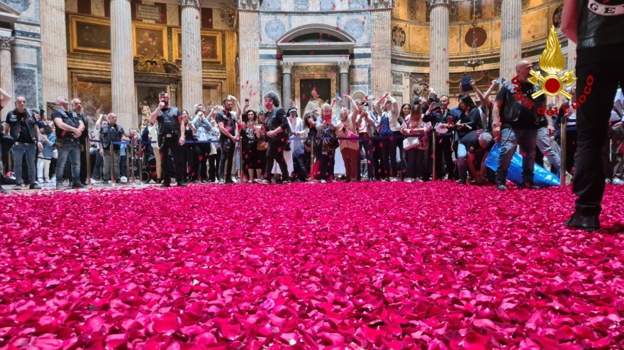 Pentecoste a Roma 2026: la spettacolare pioggia di petali di rose al Pantheon
