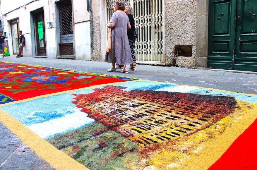 Corpus Domini: i tappeti di segatura a&nbsp;Camaiore