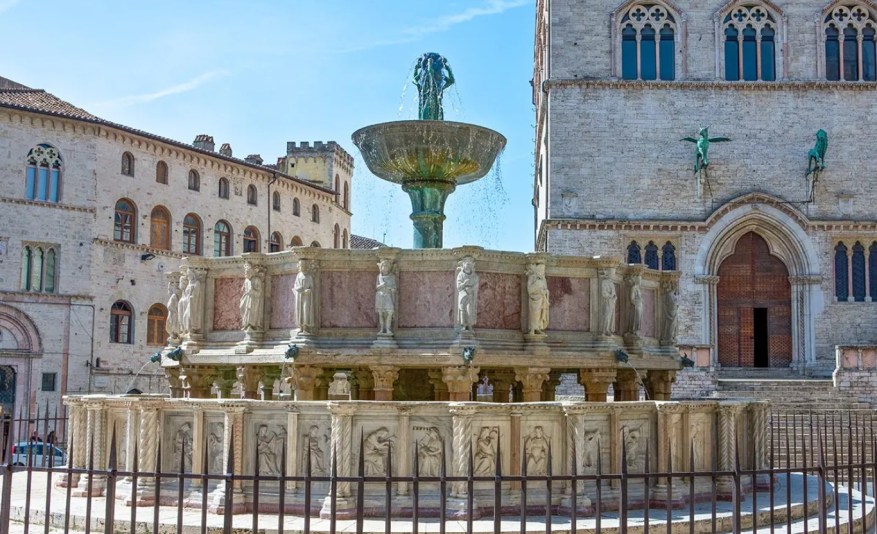 Perugia: giovane fa pipì nella duecentesca Fontana&nbsp;Maggiore