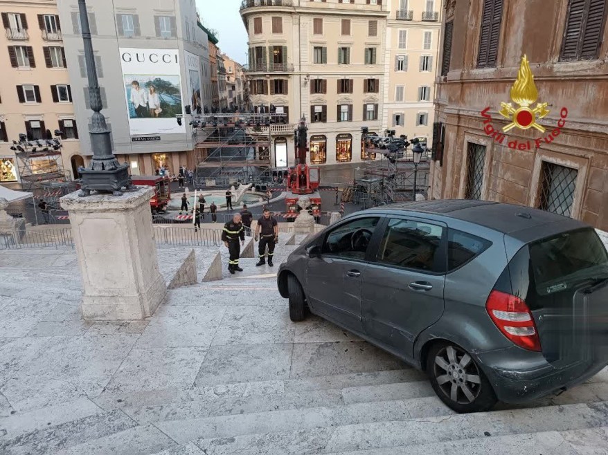 Roma: auto finisce sulla scalinata di Trinità dei&nbsp;Monti