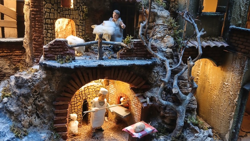 In Via San Gregorio Armeno a Napoli è Natale tutto&nbsp;l’anno