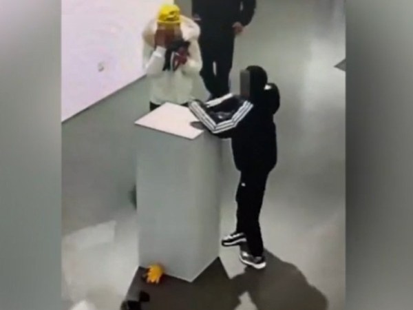 Bimbo distrugge corona nuziale in oro a Pechino: incidente nella mostra&nbsp;d’arte