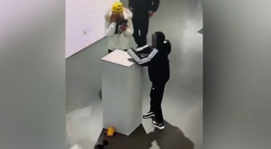 Bimbo distrugge corona nuziale in oro a Pechino: incidente nella mostra d’arte