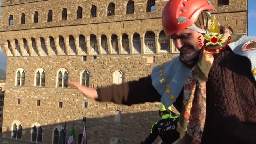 La Befana scende dalla Loggia dei Lanzi: Epifania tra arte, tradizione e spettacolo a&nbsp;Firenze