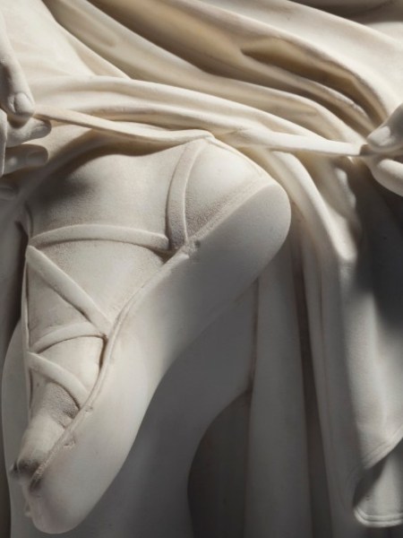 Il gesto intimo della Donna che si allaccia i sandali di Rudolph&nbsp;Schadow