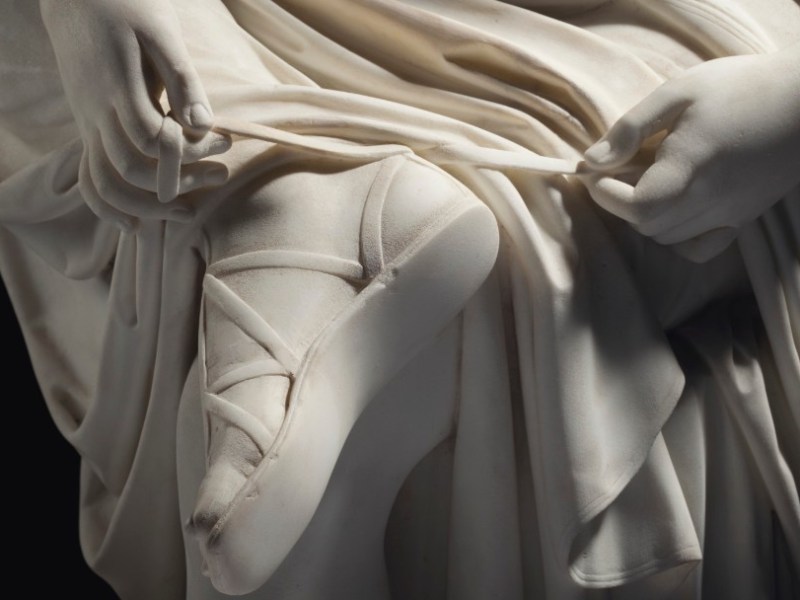 Il gesto intimo della Donna che si allaccia i sandali di Rudolph&nbsp;Schadow