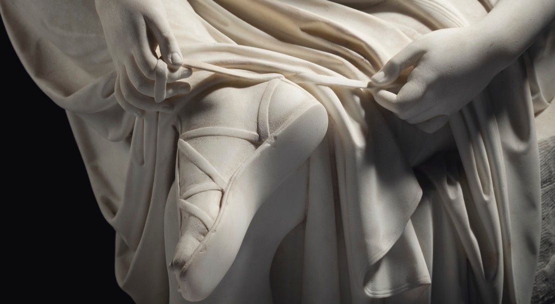 Il gesto intimo della Donna che si allaccia i sandali di Rudolph&nbsp;Schadow